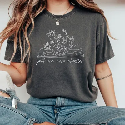 Just One More Chapter T-Shirt T-Shirt T-Shirt Reading T-Shirt Bookish T-Shirt Book Lover Gift Books Sweat