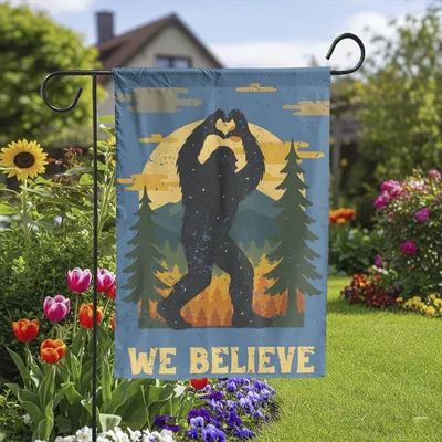 Bigfoot We Believe Flag, Sasquatch Garden Decoration, Cryptid Yard DéCor, Retro Forest Lover Gift Vertical Garden Flag