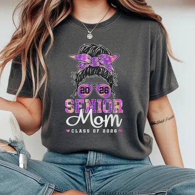 Senior Mom 2026 With Purple Bandana Glasses T-Shirt T-Shirt T-Shirt Trendy Class Of 2026 Graduation T-Shirt Proud Mom Gift