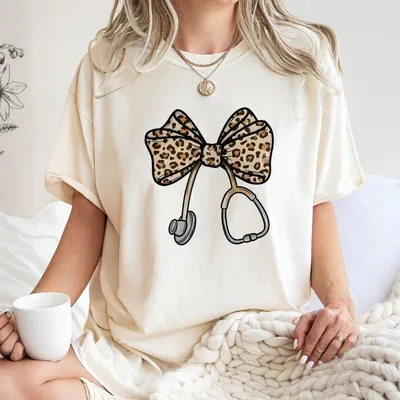 Nurse Leopard Bow T-Shirt – Cute Coquette Stethoscope Rn T-Shirt, Retro Nurse Life Top, Appreciation Gift For Healthcare Workers