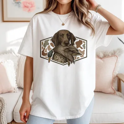 Hunting Dog Unisex T-Shirt Gsp Dog Holding Mallard Duck Camo Cotton T-Shirt For Hunting Outfitsmen Gifts For All Men