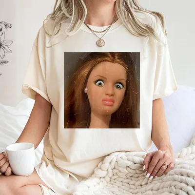 Funny Meme T-Shirt With Shocked Doll Face, Print Viral Facial Expression, T-Shirt For Sarcastic Humor Lovers – Trendy Unisex Graphic T-Shirt