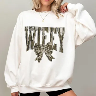 Camo Wifey Graphic Sweatshirt Cute Camouflage Bow Print Sweatshirt For Brides Newlyweds Wives Casual Top For Everyday Wear