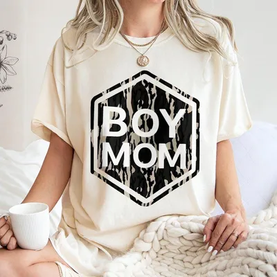 Boy Mom Camo T-Shirt, Rustic Hunting-Inspired Graphic With Bold Woodgrain Design, Cozy Fall Outfit For Proud Moms Of Boys