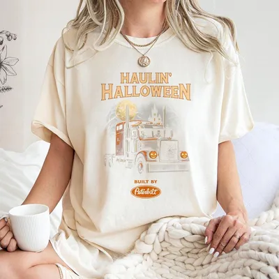 Haulin Halloween Peterbilt Truck T-Shirt  Spooky Semi Graphic T-Shirt For Men Women Vintage Halloween Trucker T-Shirt Built